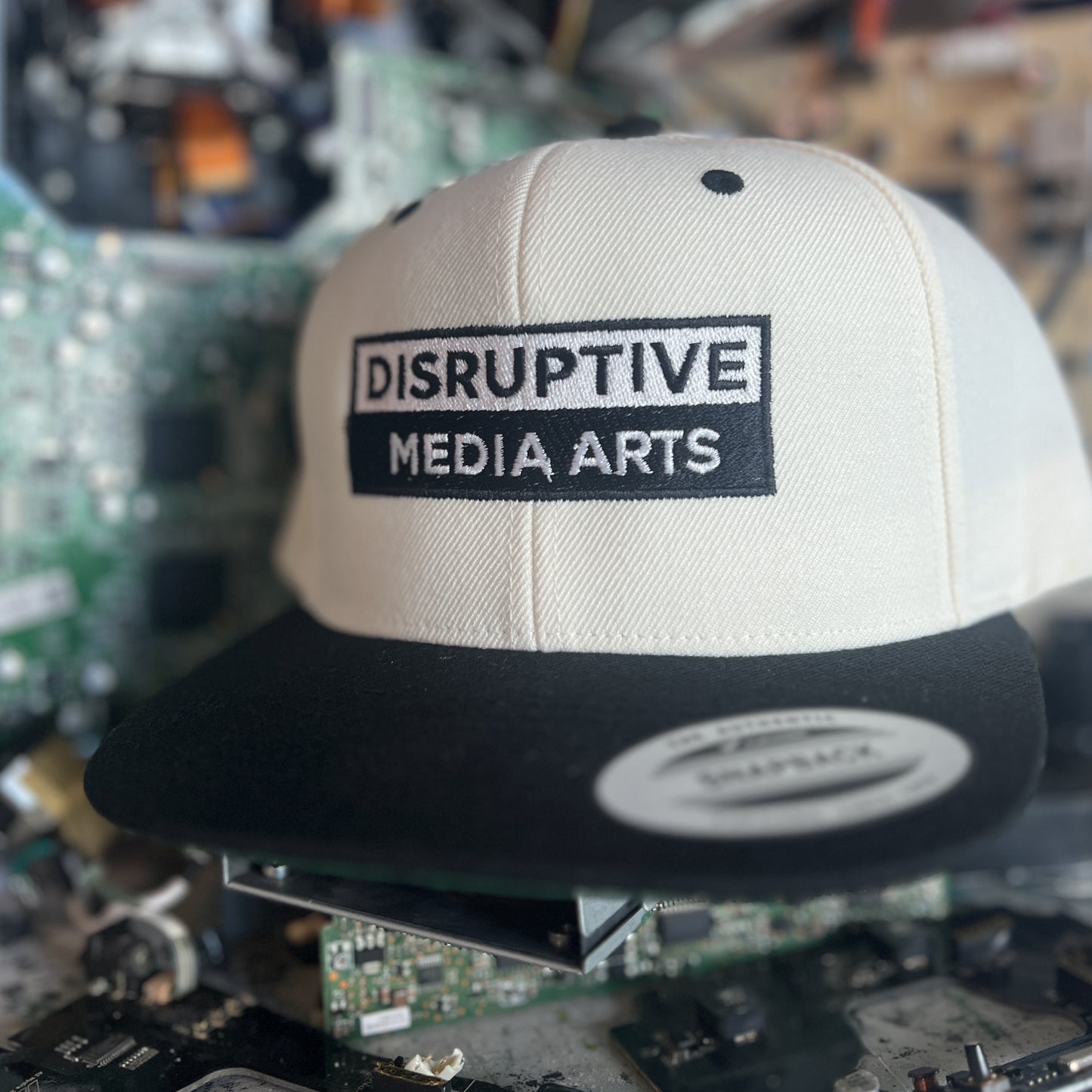 [dNASAb] Flat Bill Snapback – High-Profile Resistance Cap, "Disruptive Media Arts" arsenal [Rockstar Edition]